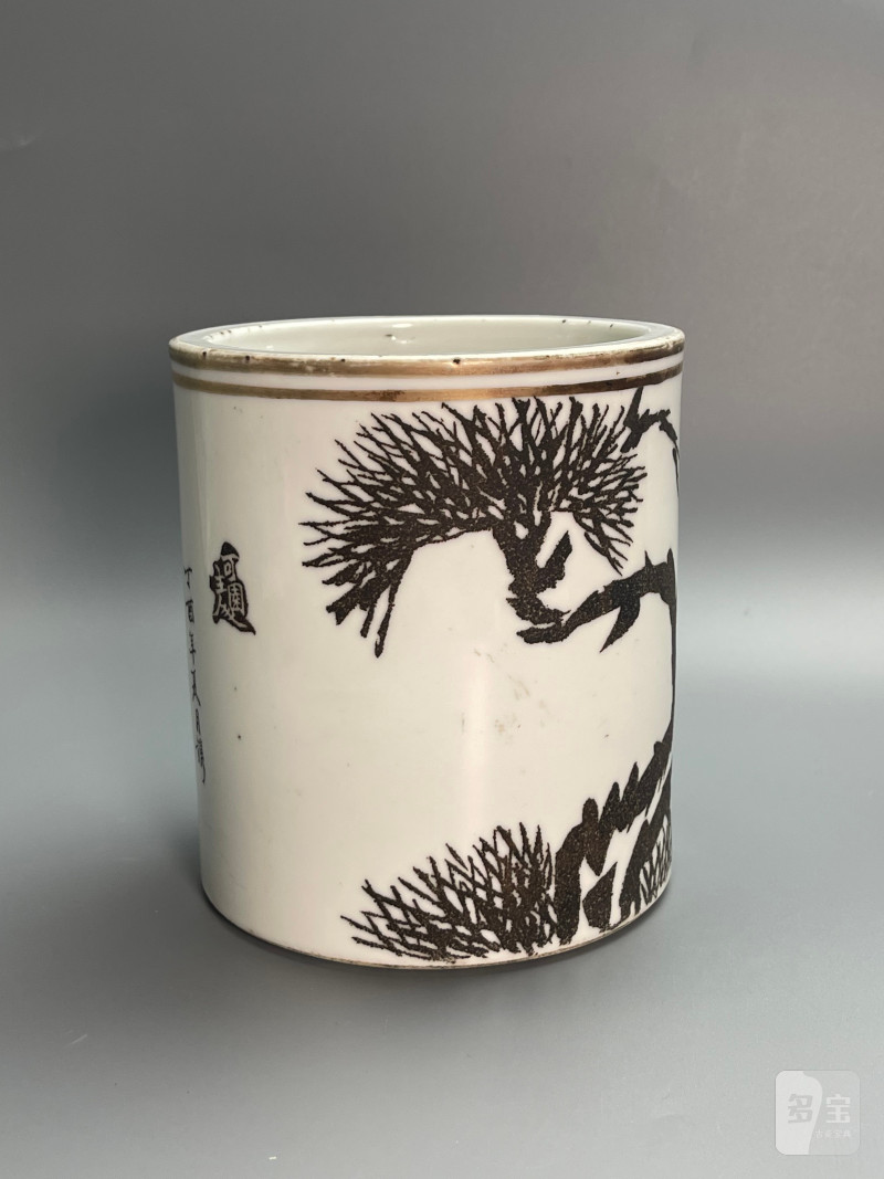 清同治  刻瓷描金苍松图笔筒 - 图3